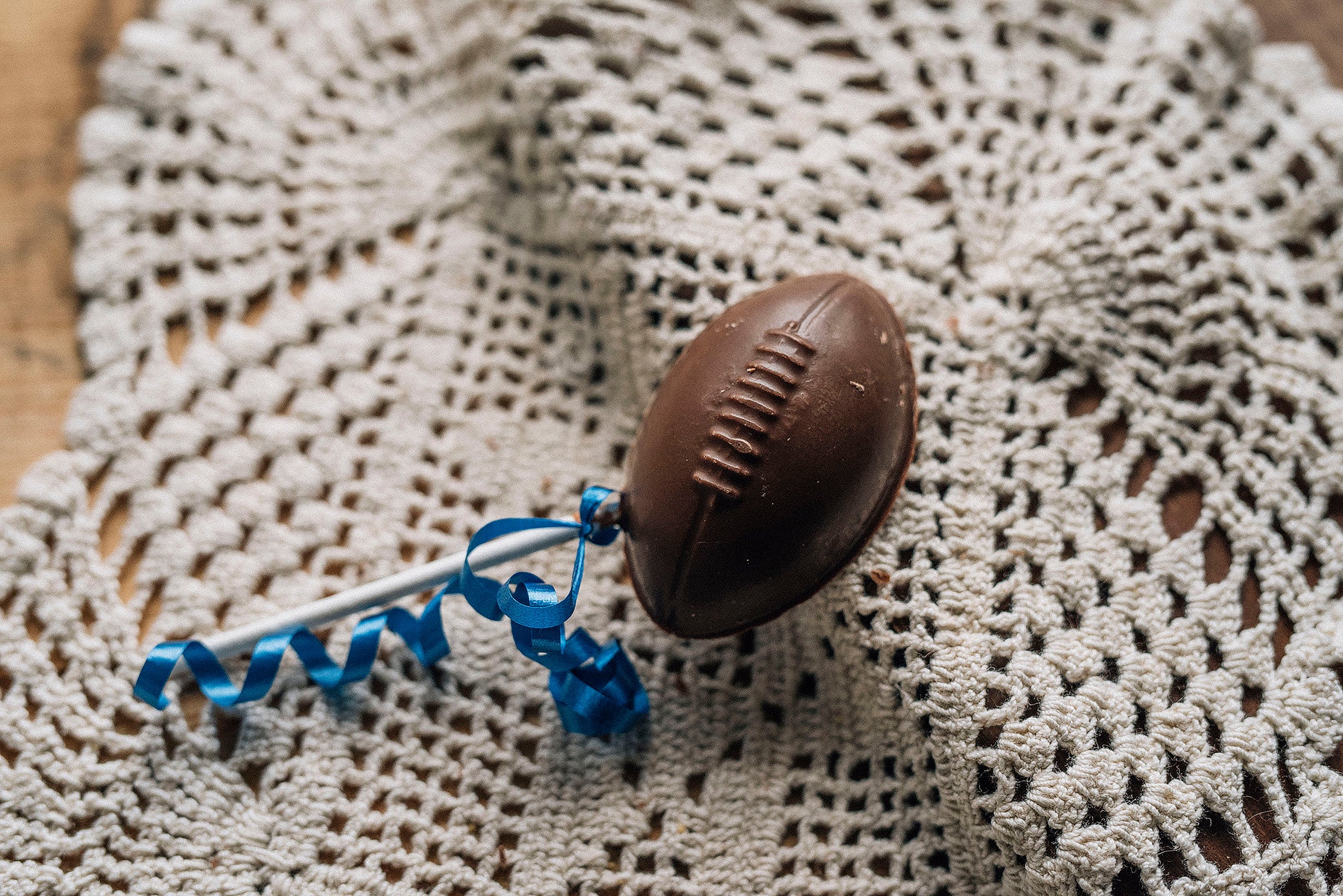 ミルクチョコレート スクエア ストラップ Football Sucker | Park Edge Sweet Shoppe